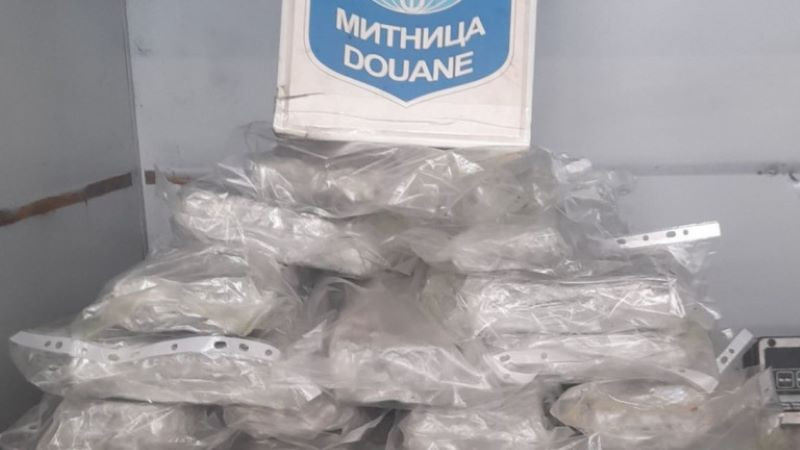 Намериха 44 пакета марихуана резервоара на лека кола на Капитан Андреево